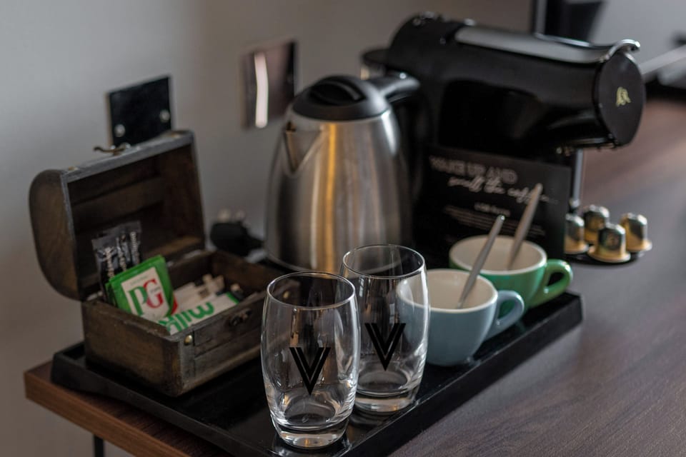 Club Room (PARKING, GYM & POOL ACCESS) | Room amenity