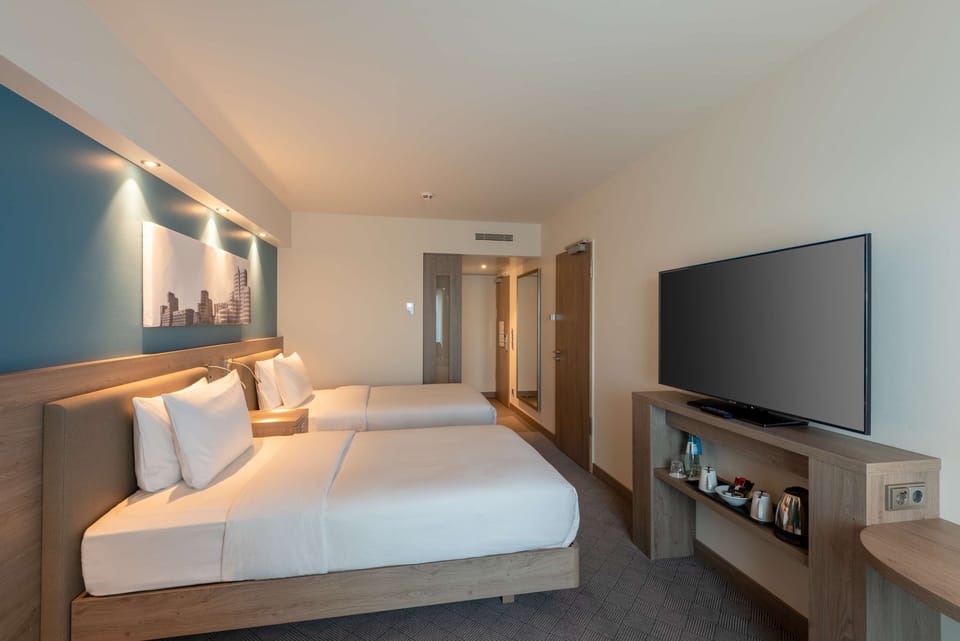 Hypo-allergenic bedding, in-room safe, desk, laptop workspace