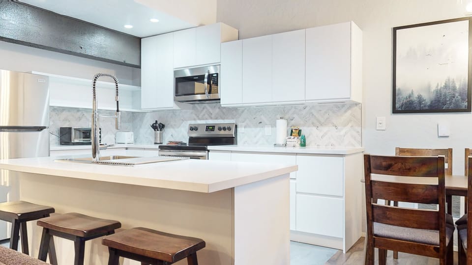 Condo, 1 Bedroom | Private kitchen | Fridge, oven, coffee/tea maker, toaster