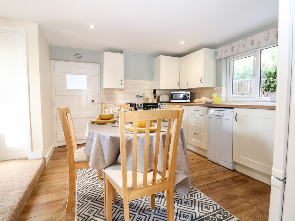 Cottage | Private kitchen | Fridge, dishwasher, electric kettle, toaster