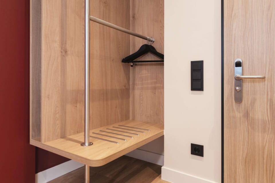 Room, 1 Queen Bed, Accessible | Hypo-allergenic bedding, in-room safe, laptop workspace, blackout drapes