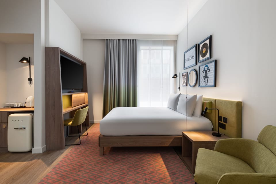 Hypo-allergenic bedding, in-room safe, laptop workspace, blackout drapes