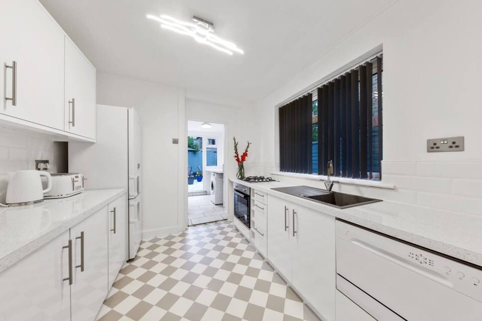 House | Private kitchen | Fridge, microwave, oven, stovetop