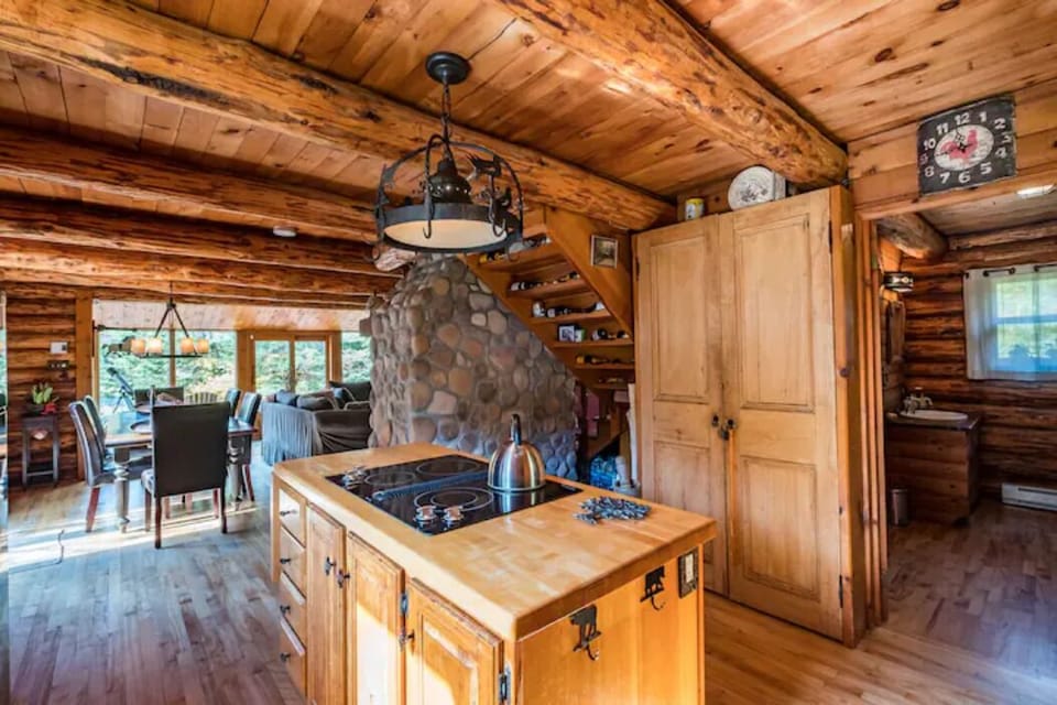 Comfort Chalet | Private kitchen | Full-size fridge, microwave, oven, stovetop