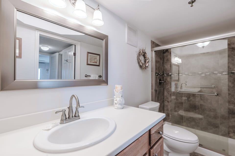 Las Brisas 404 by Distinctive Beach Rentals Apartment in Madeira Beach