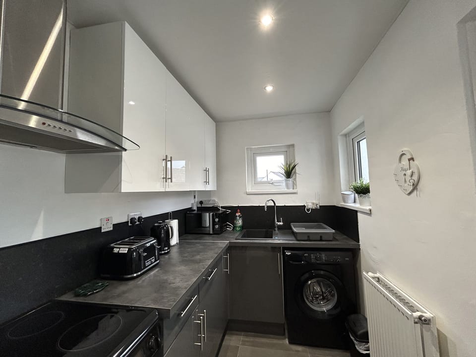 Cottage | Private kitchen | Fridge, electric kettle, toaster, cookware/dishes/utensils