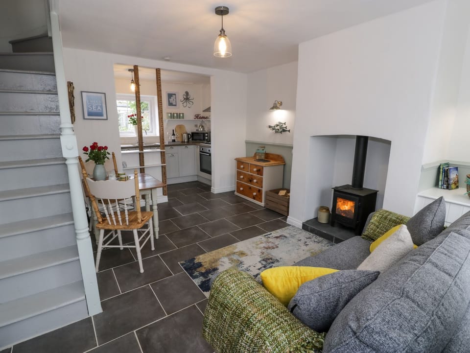 Cottage | Living room | Fireplace