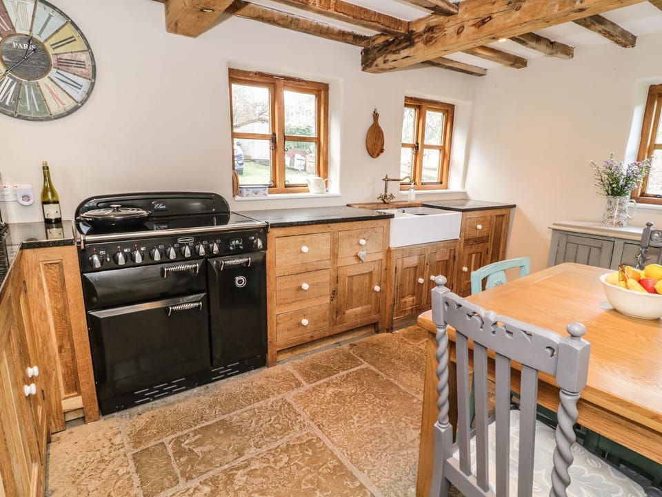 Cottage | Private kitchen | Fridge, electric kettle, toaster, cookware/dishes/utensils