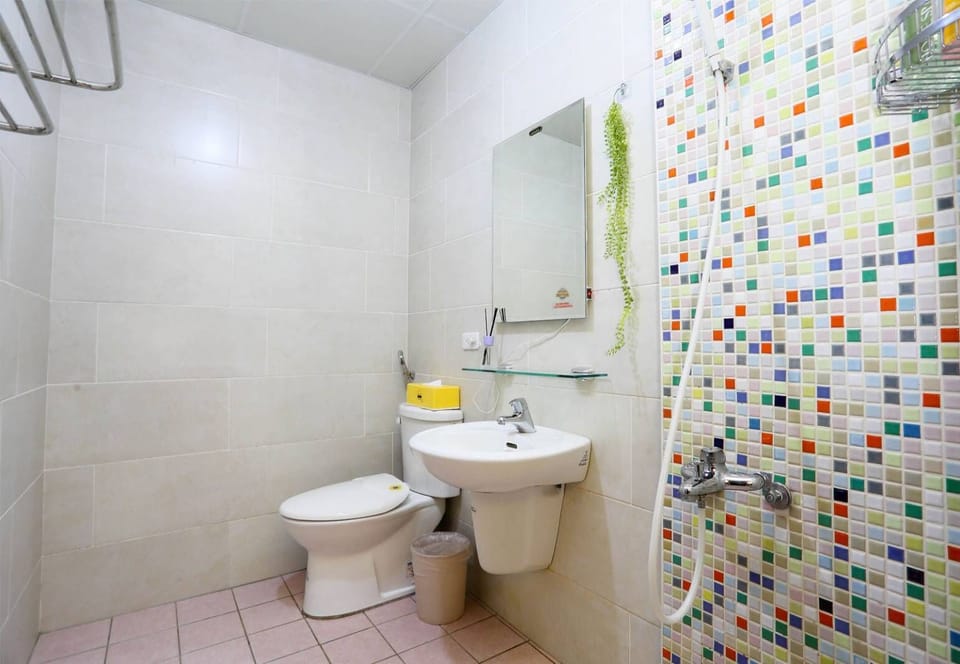 Shower, rainfall showerhead, free toiletries, hair dryer