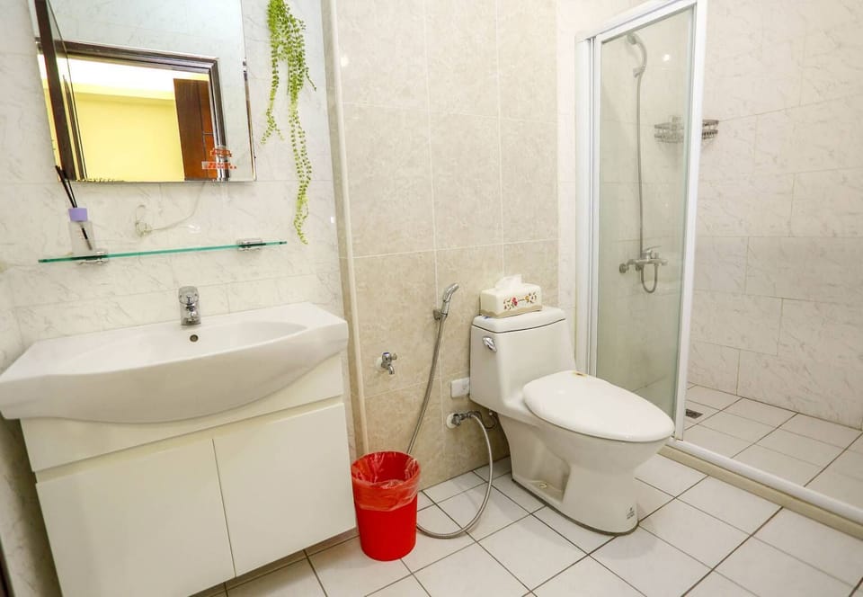 Shower, rainfall showerhead, free toiletries, hair dryer
