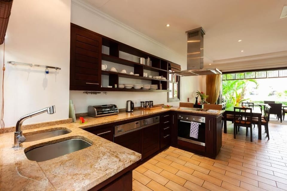 Deluxe House, 3 Bedrooms, Mountain View | Private kitchen | Shared fridge, shared microwave, toaster, cookware/dishes/utensils