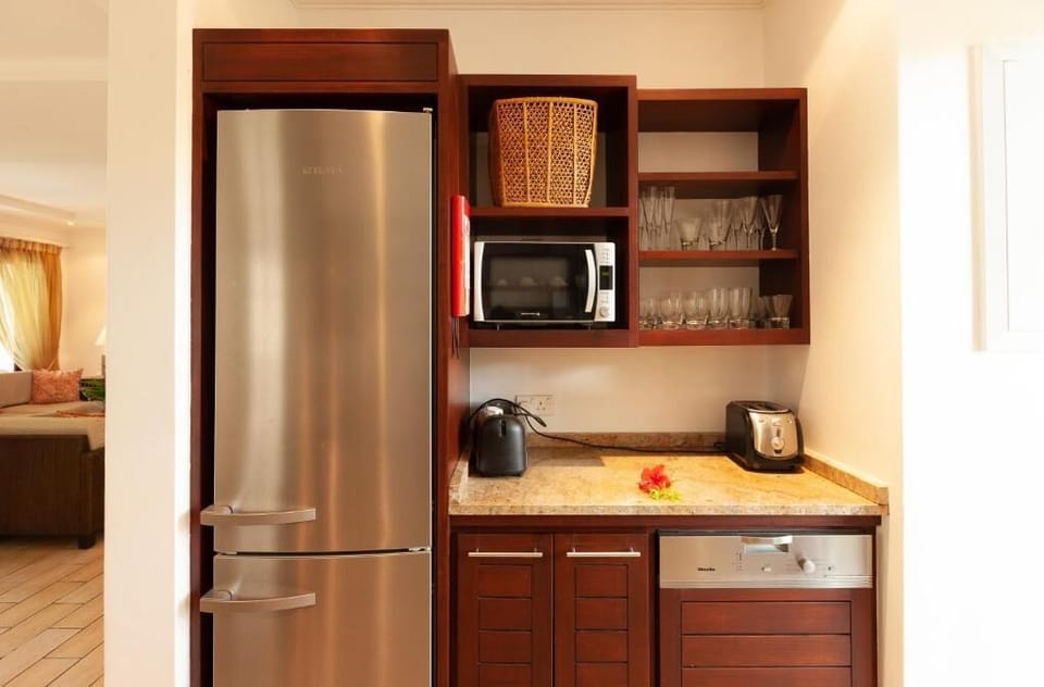 Deluxe House, 3 Bedrooms, Mountain View | Private kitchen | Shared fridge, shared microwave, toaster, cookware/dishes/utensils