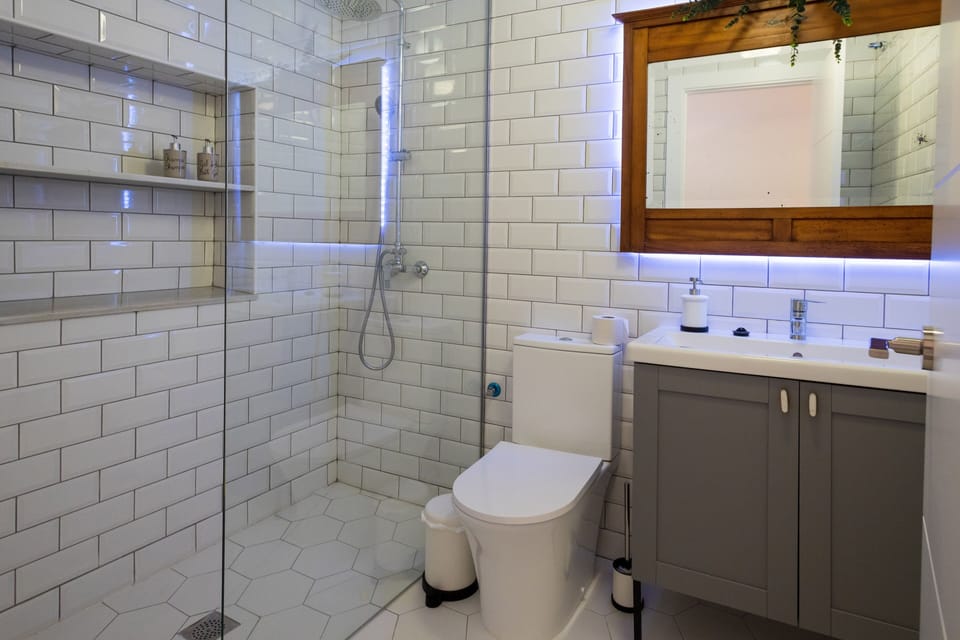 Suite La Capitana Deluxe | Bathroom | Shower, rainfall showerhead, free toiletries, hair dryer
