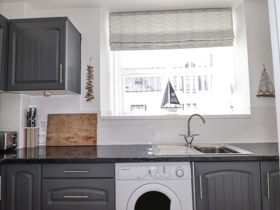 Cottage | Private kitchen | Fridge, electric kettle, toaster, cookware/dishes/utensils