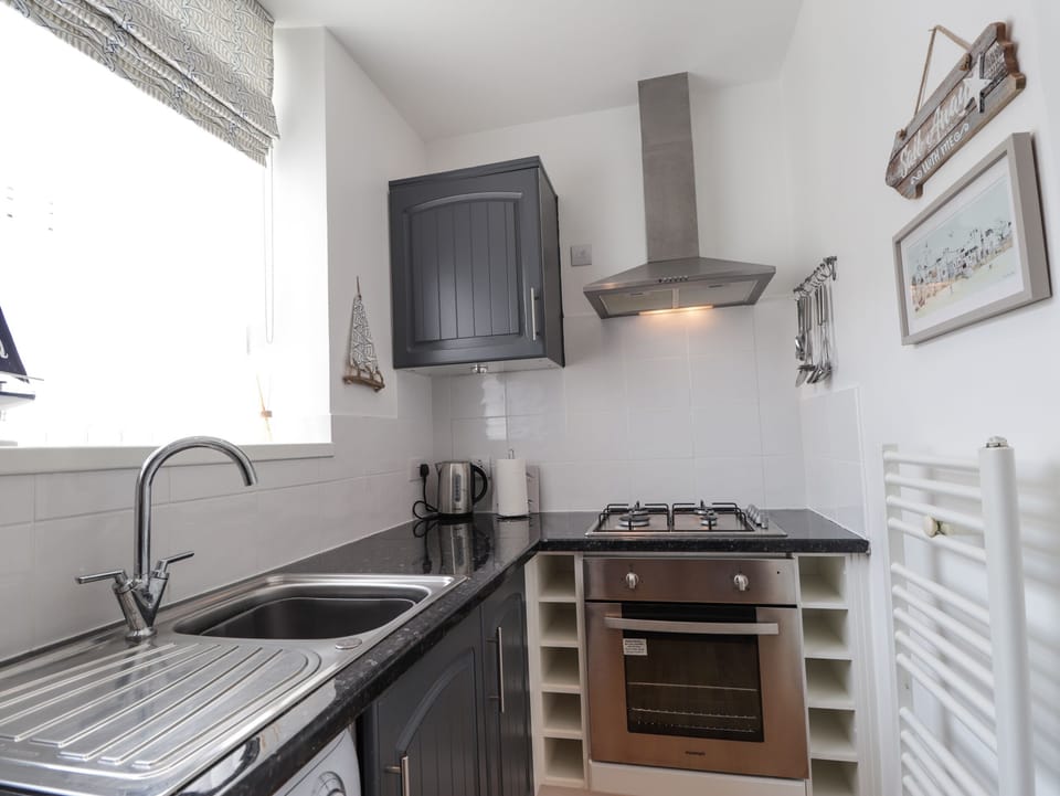 Cottage | Private kitchen | Fridge, electric kettle, toaster, cookware/dishes/utensils