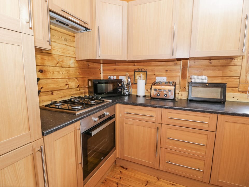 Cottage | Private kitchen | Fridge, microwave, dishwasher, electric kettle