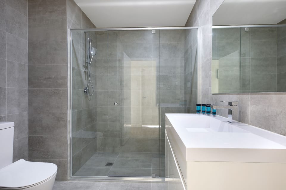 Apartment, 2 Bedrooms | Bathroom | Shower, hair dryer, towels, shampoo