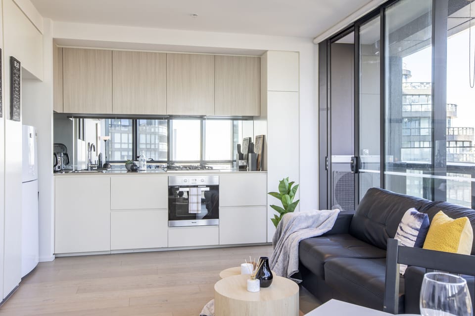 City Apartment, 1 Bedroom, Balcony, City View | Private kitchen | Full-size fridge, microwave, oven, stovetop