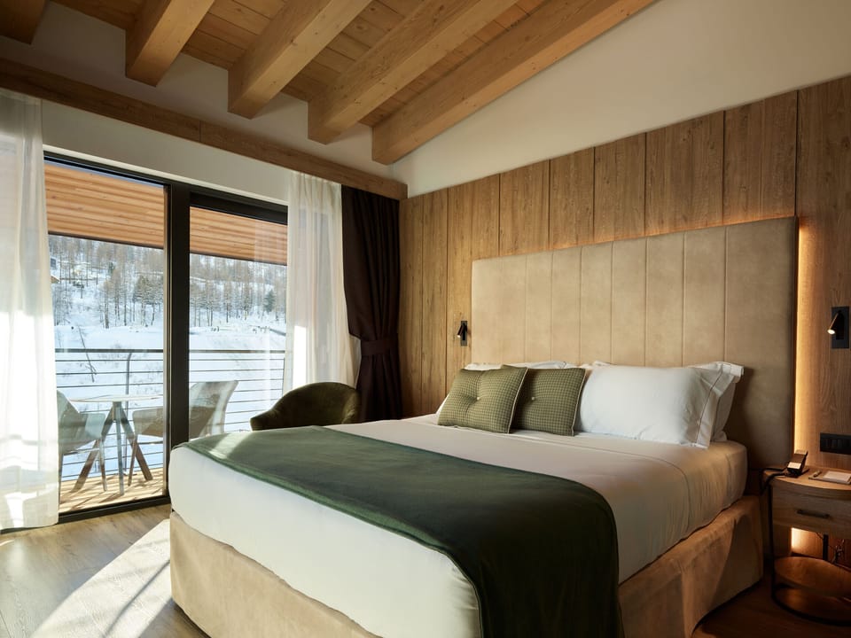 Premium bedding, down comforters, minibar, in-room safe
