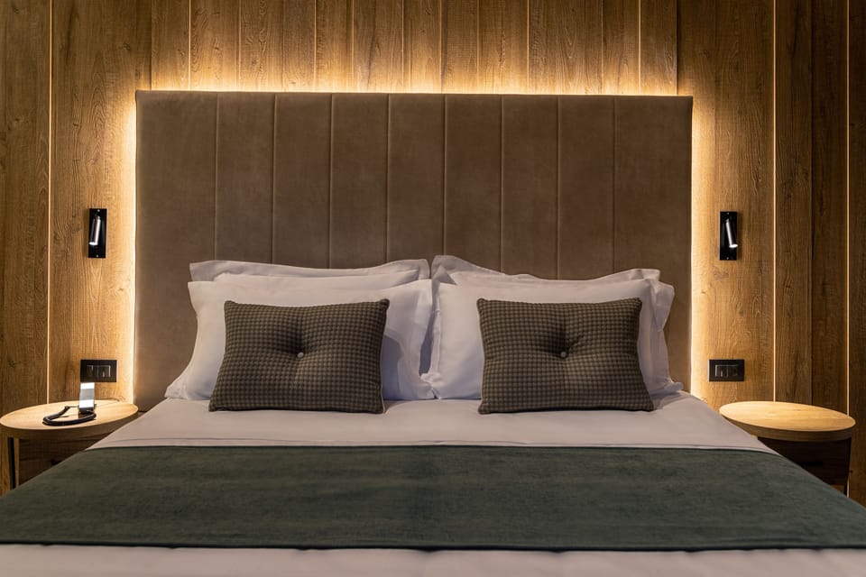 Premium bedding, down comforters, minibar, in-room safe