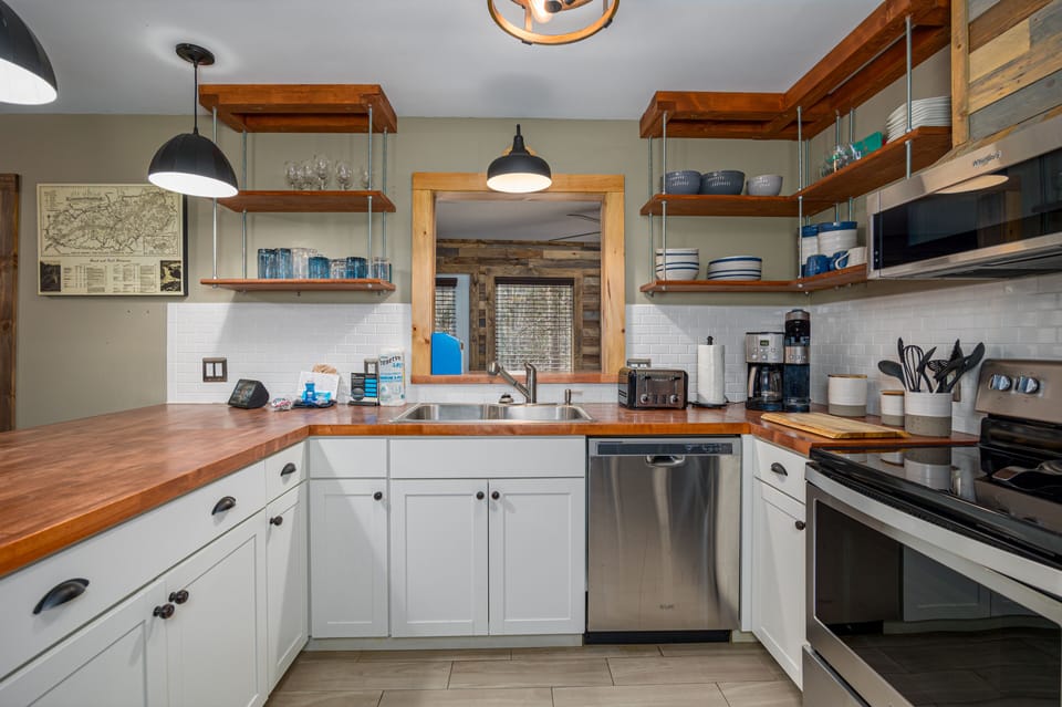 Cabin, Multiple Beds, Hot Tub | Private kitchen | Fridge, microwave, oven, stovetop