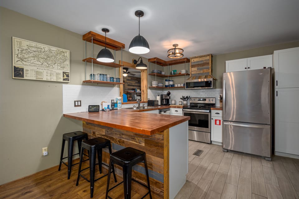Cabin, Multiple Beds, Hot Tub | Private kitchen | Fridge, microwave, oven, stovetop