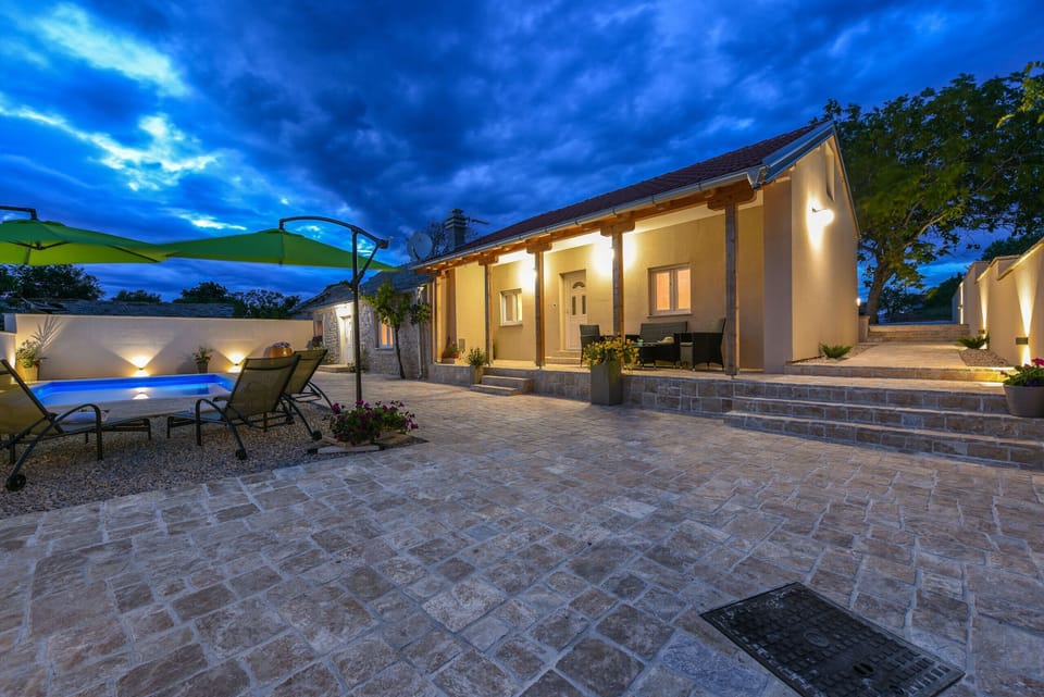 House, Smoking | Exterior