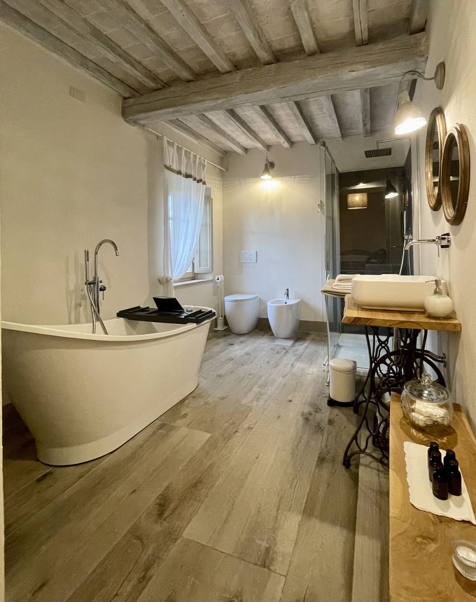 Superior Double Room, Ensuite, Courtyard View (Camera Romantica ) | Bathroom | Bidet, towels, soap, toilet paper