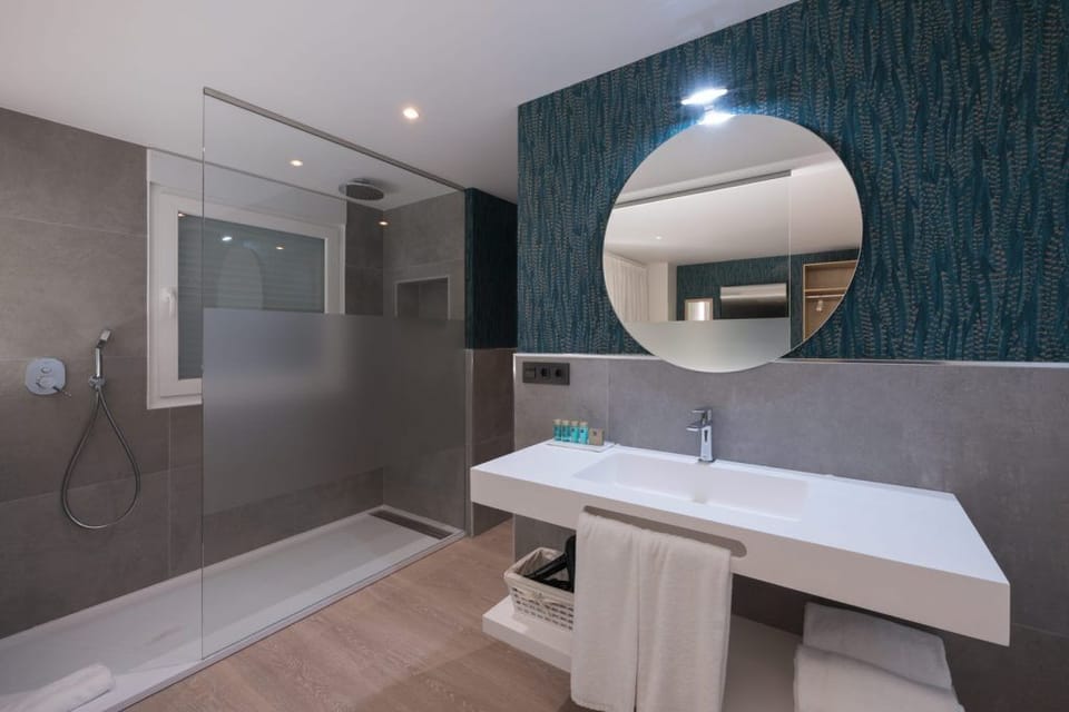 Superior Double Room | Premium bedding, minibar, in-room safe, desk