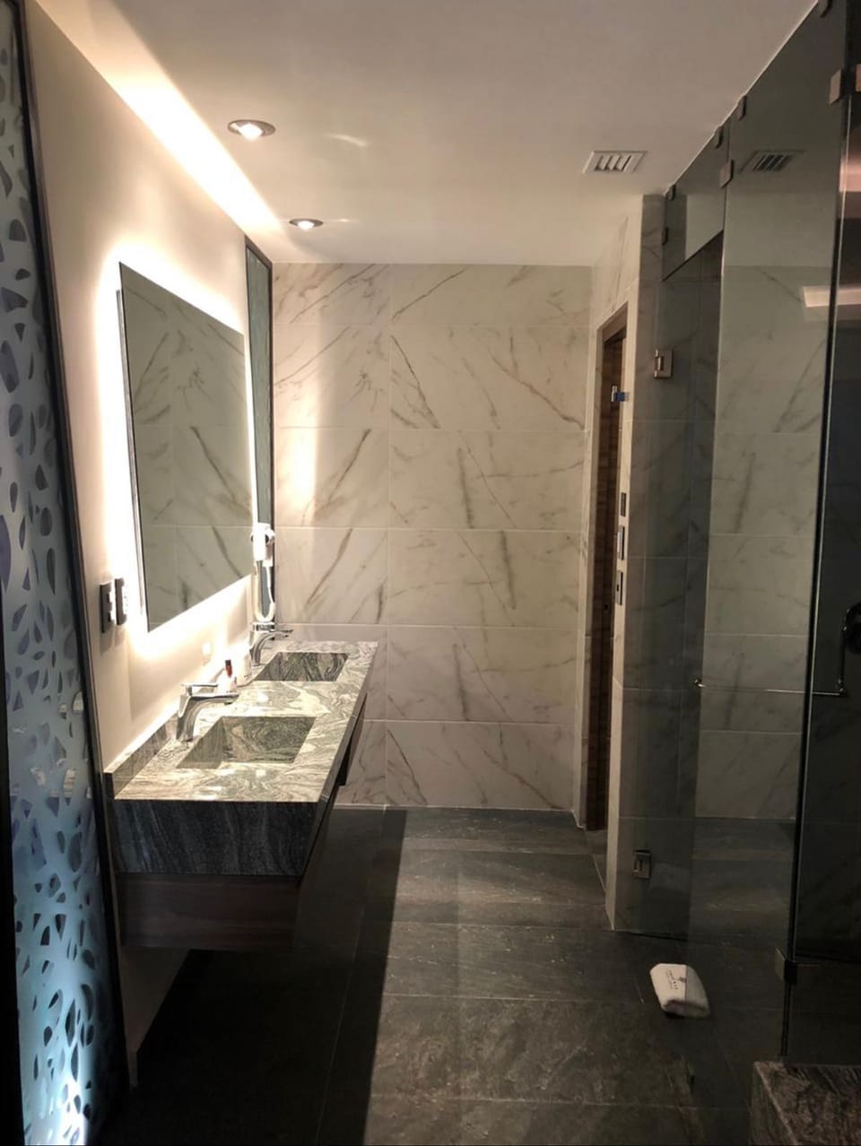Comfort Single Room | Bathroom | Shower, hair dryer, soap, shampoo
