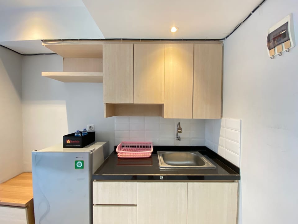 Room | Private kitchen | Fridge, stovetop, cookware/dishes/utensils