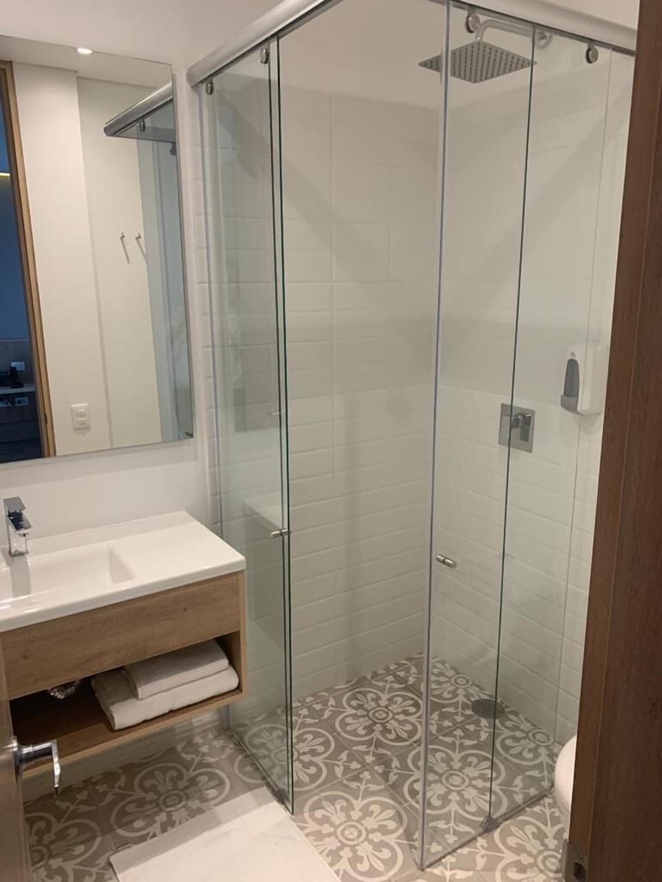 Room, 1 Queen Bed | Bathroom | Shower, towels