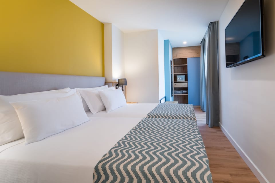 Junior Suite (Single Use) | Minibar, in-room safe, bed sheets