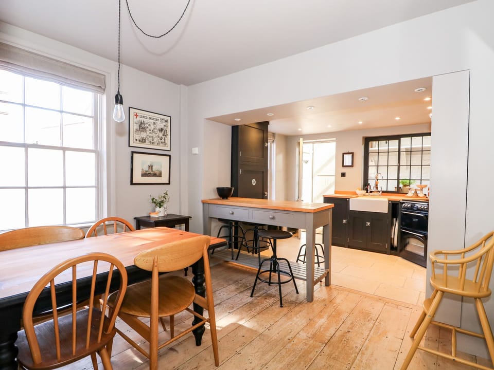 Cottage | Private kitchen | Fridge, dishwasher, cookware/dishes/utensils