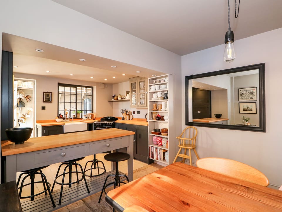 Cottage | Private kitchen | Fridge, dishwasher, cookware/dishes/utensils