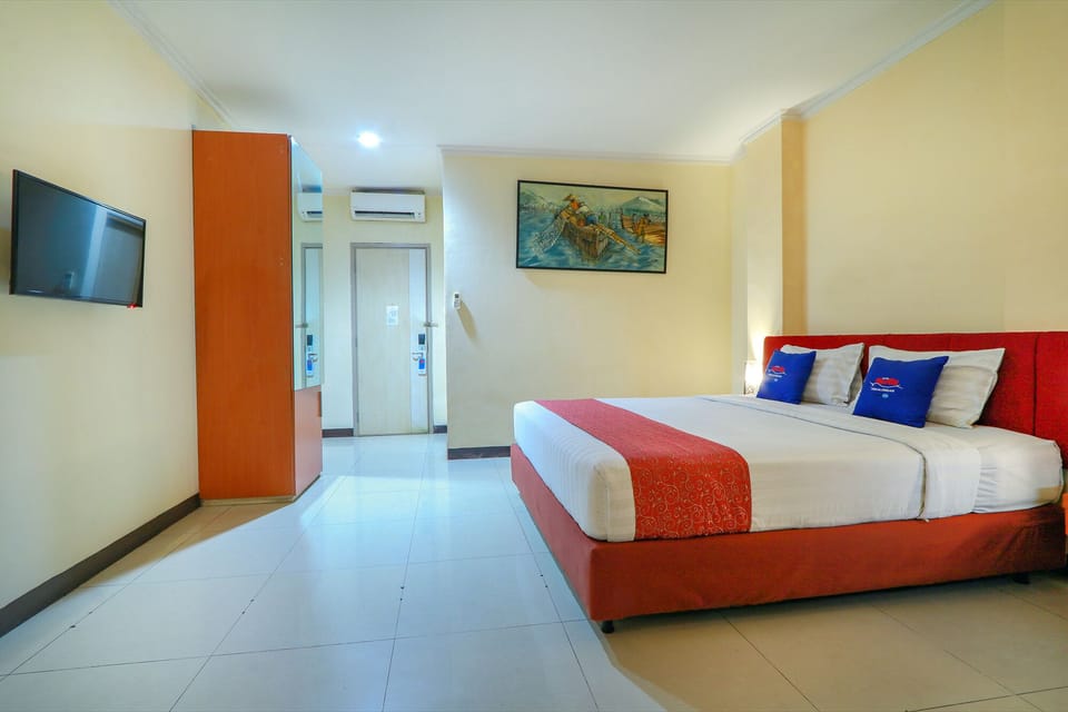 Deluxe Double Room | In-room safe, blackout drapes, free WiFi, bed sheets