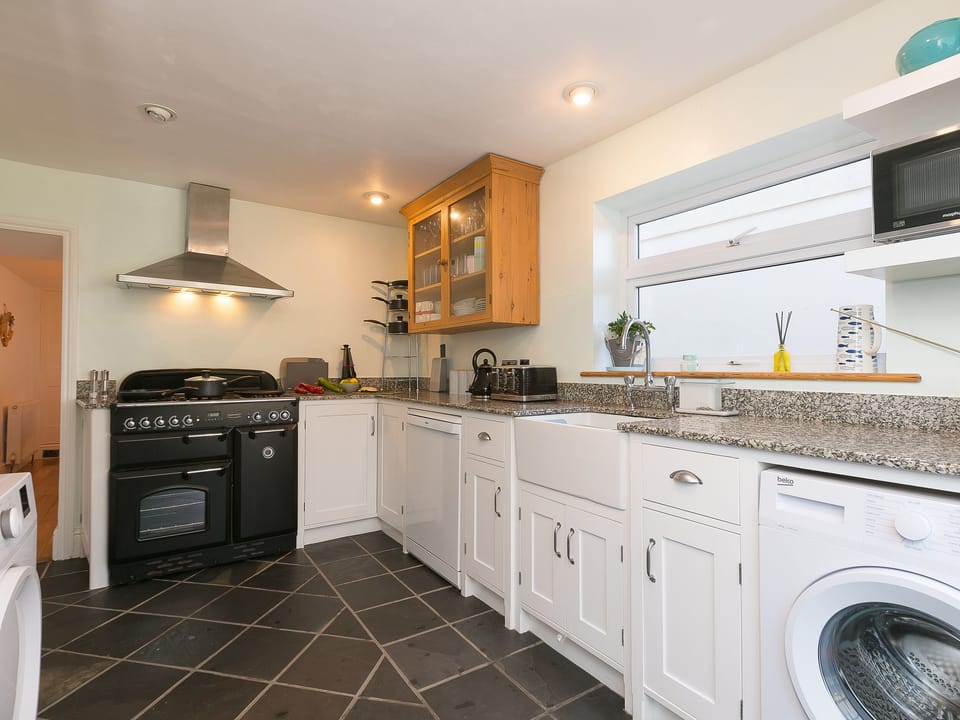 Cottage | Private kitchen | Fridge, microwave, dishwasher, cookware/dishes/utensils