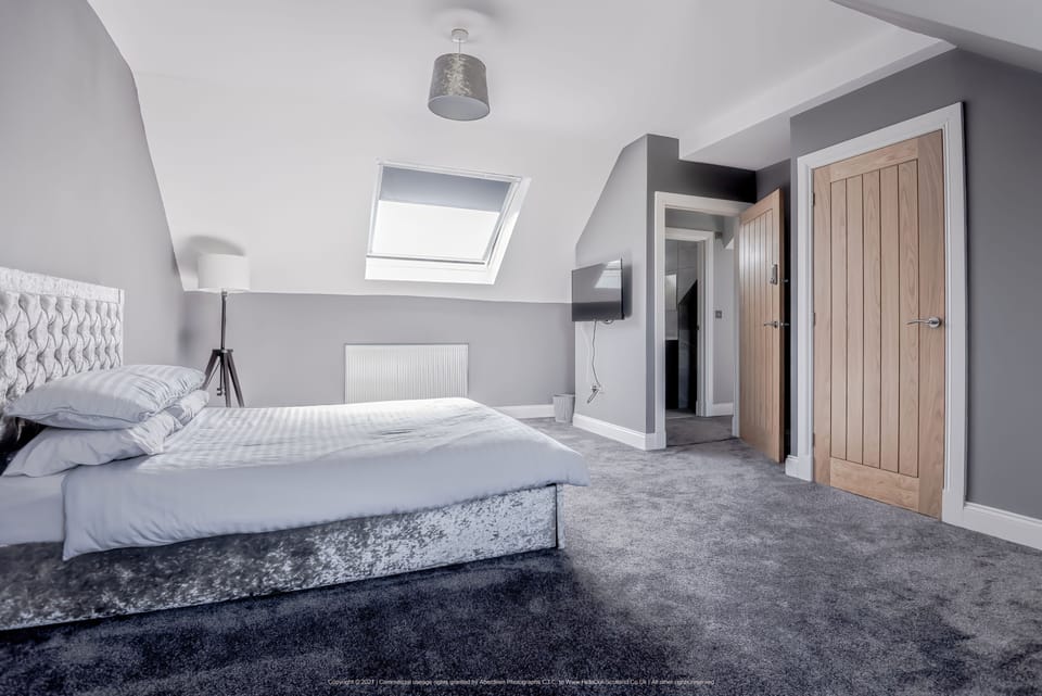 4 Bed-sleeps 8- Free Parking-pets-hot Tub House in Scotland