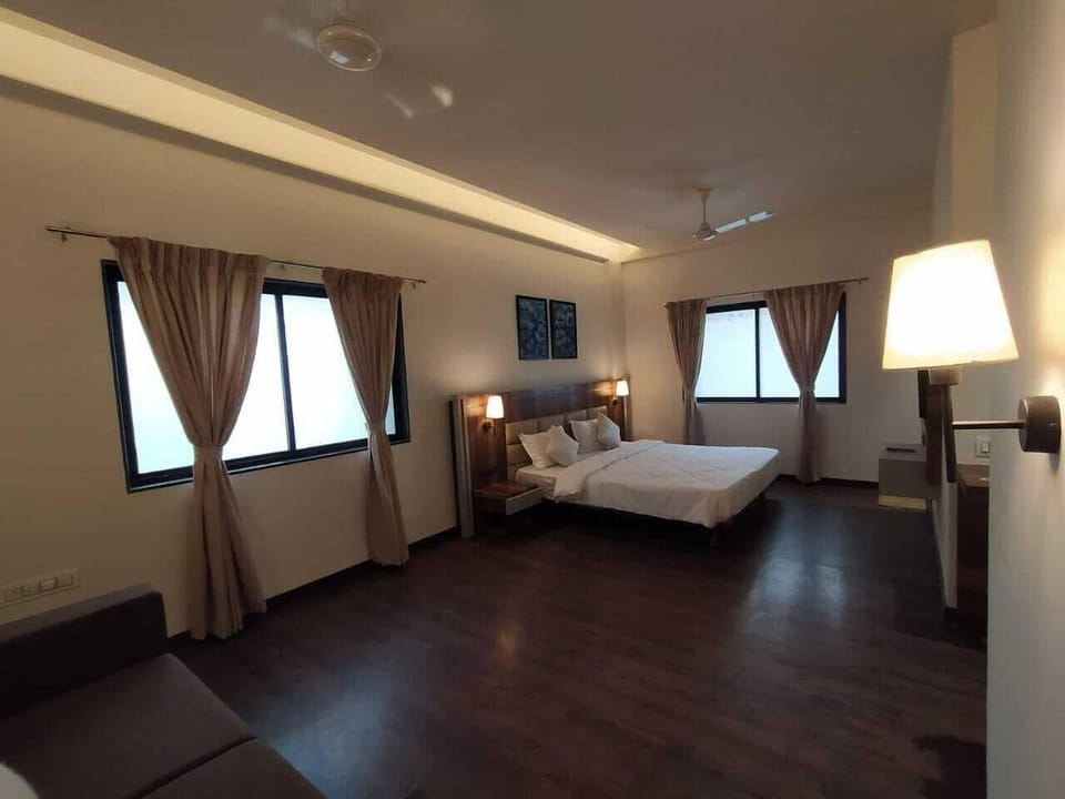 Deluxe Double Room | Pillowtop beds, desk, blackout drapes, free WiFi
