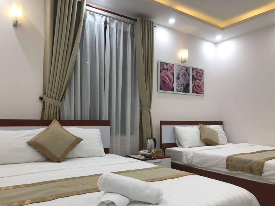Family Room | Minibar, desk, WiFi (free), bed sheets