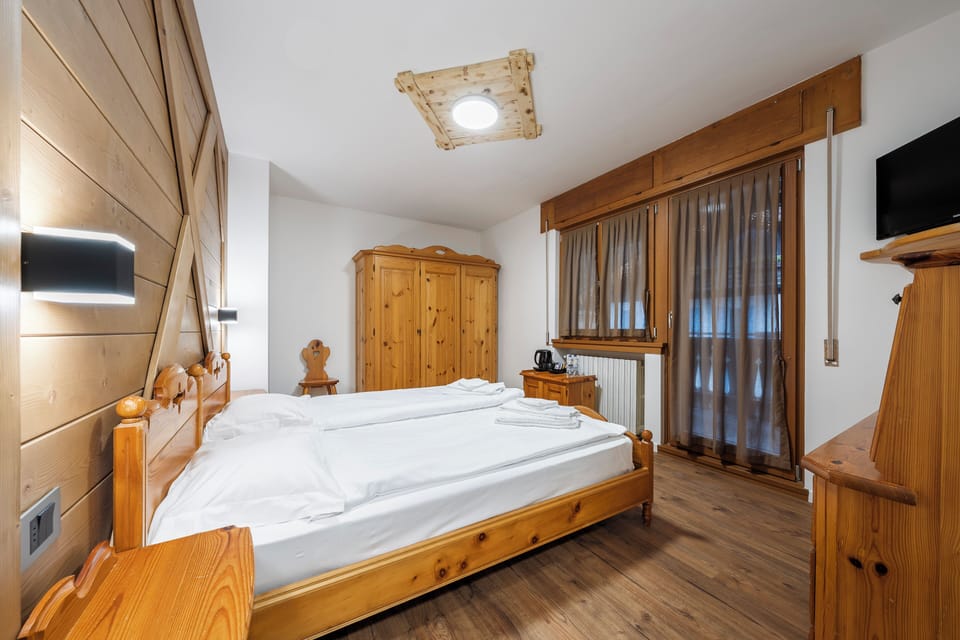 Double Room, Balcony | In-room safe, free WiFi, bed sheets