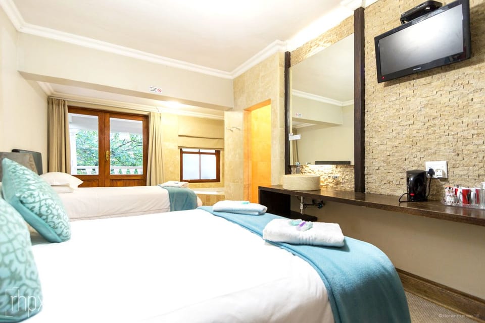 Luxury Family Triple Room | Desk, free WiFi, bed sheets