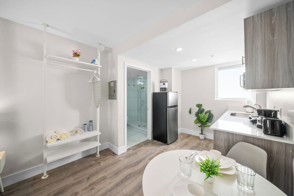 Standard Queen Studio w/ Kitchen | In-room dining