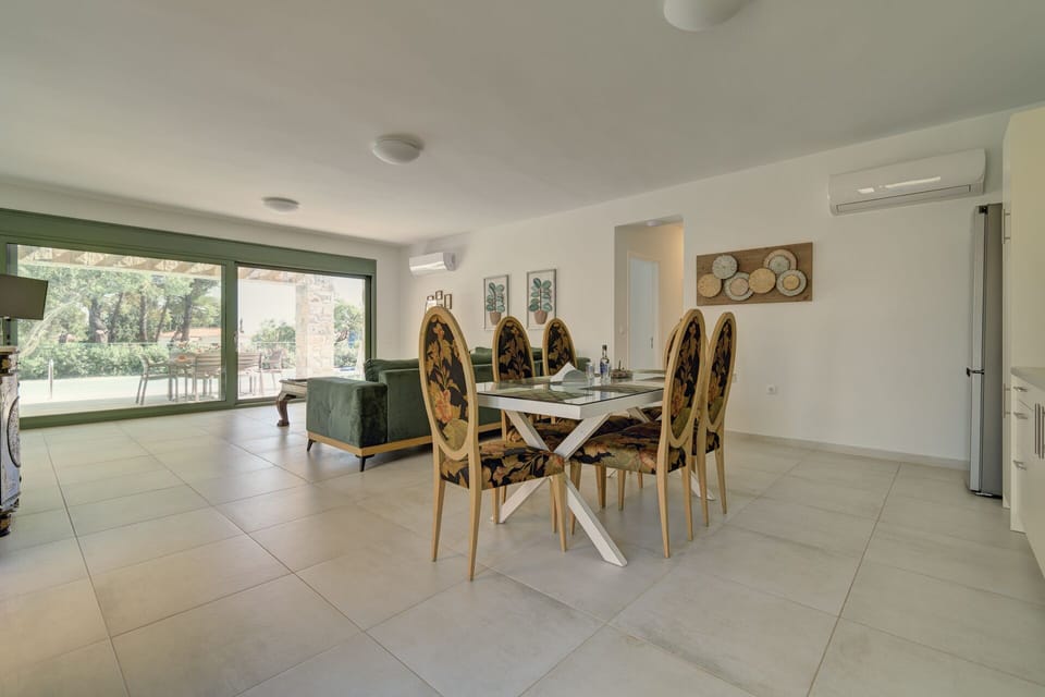 Villa | Living area | 32-inch Smart TV with satellite channels, TV