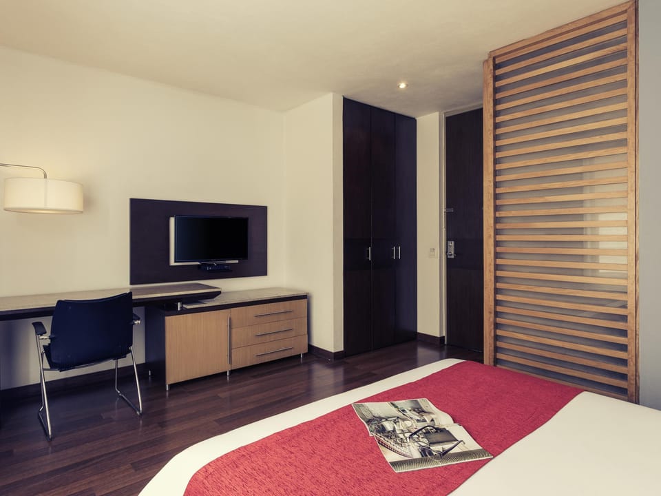 Minibar, in-room safe, desk, WiFi (free)