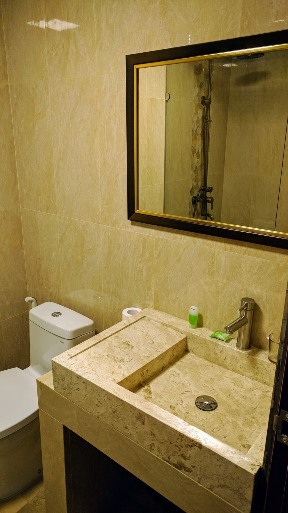 Deluxe Room | Bathroom | Shower, free toiletries, hair dryer, slippers
