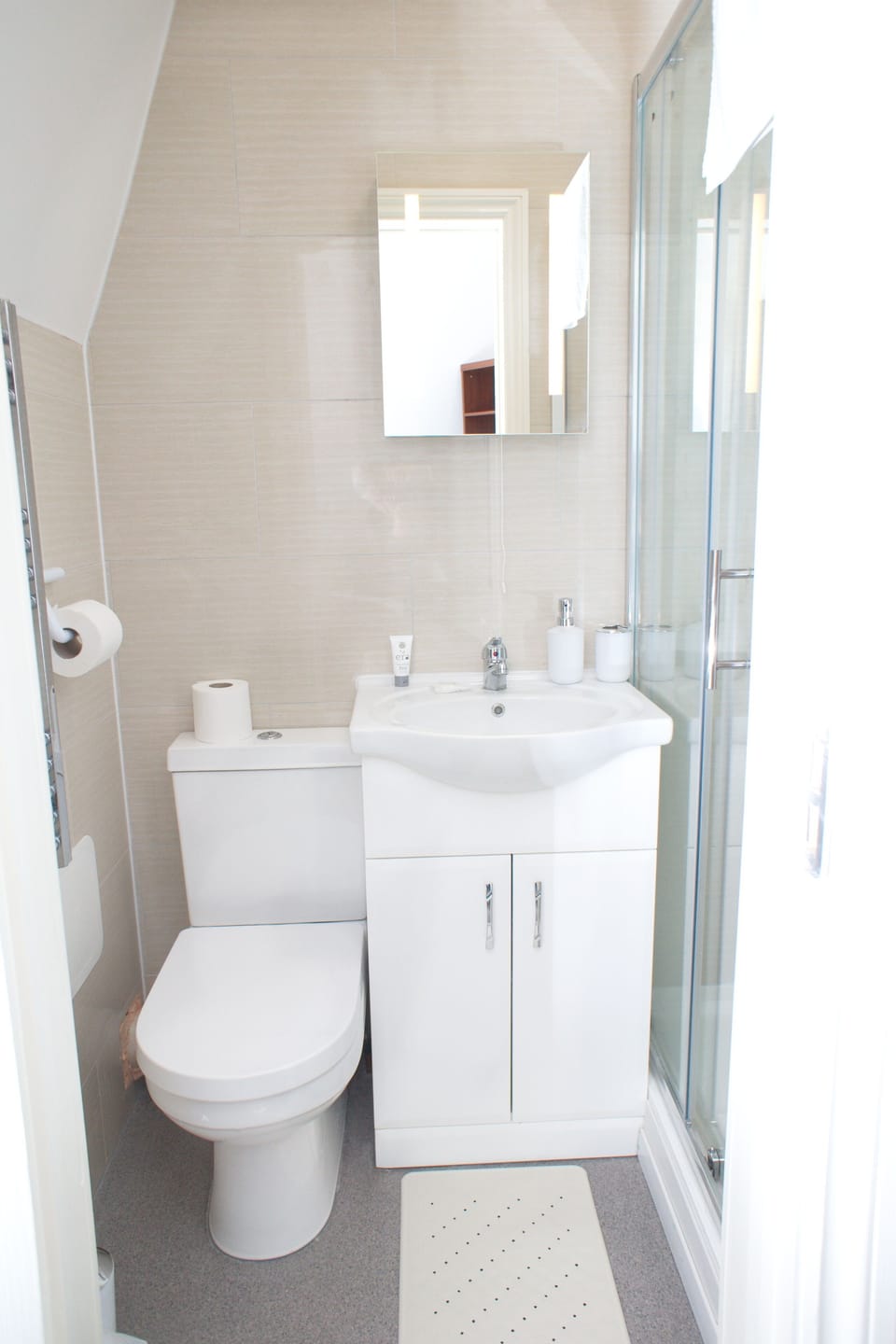 Standard Single Room | Bathroom | Shower, hair dryer, towels