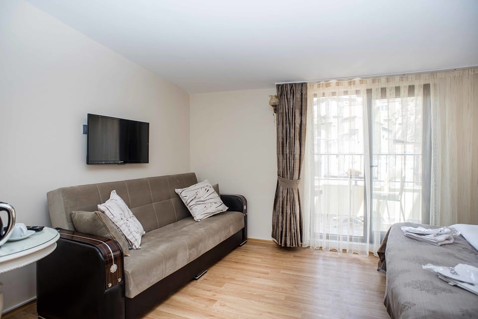 Comfort Suite | Living area | TV, heated floors