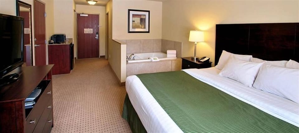Suite | Premium bedding, in-room safe, desk, laptop workspace