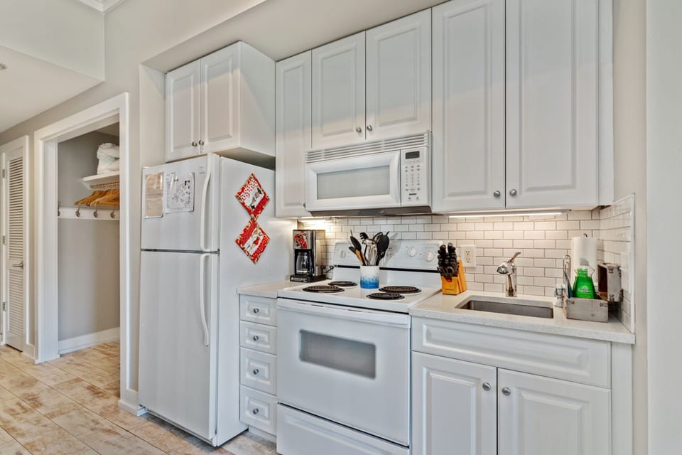 Condo, 1 Bedroom | Private kitchen | Fridge, oven, coffee/tea maker, toaster